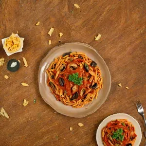 Makaron z boczniakami w sosie pomidorowym - przepis