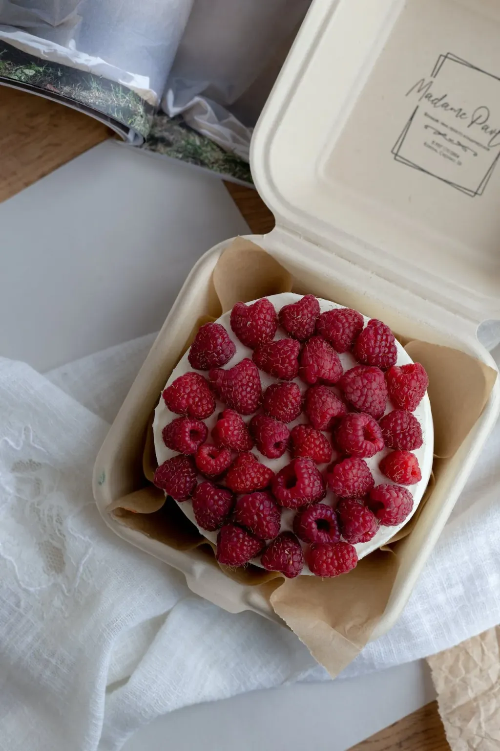 Pyszny, szybki i prosty przepis na ciasto z malinami bez pieczenia!